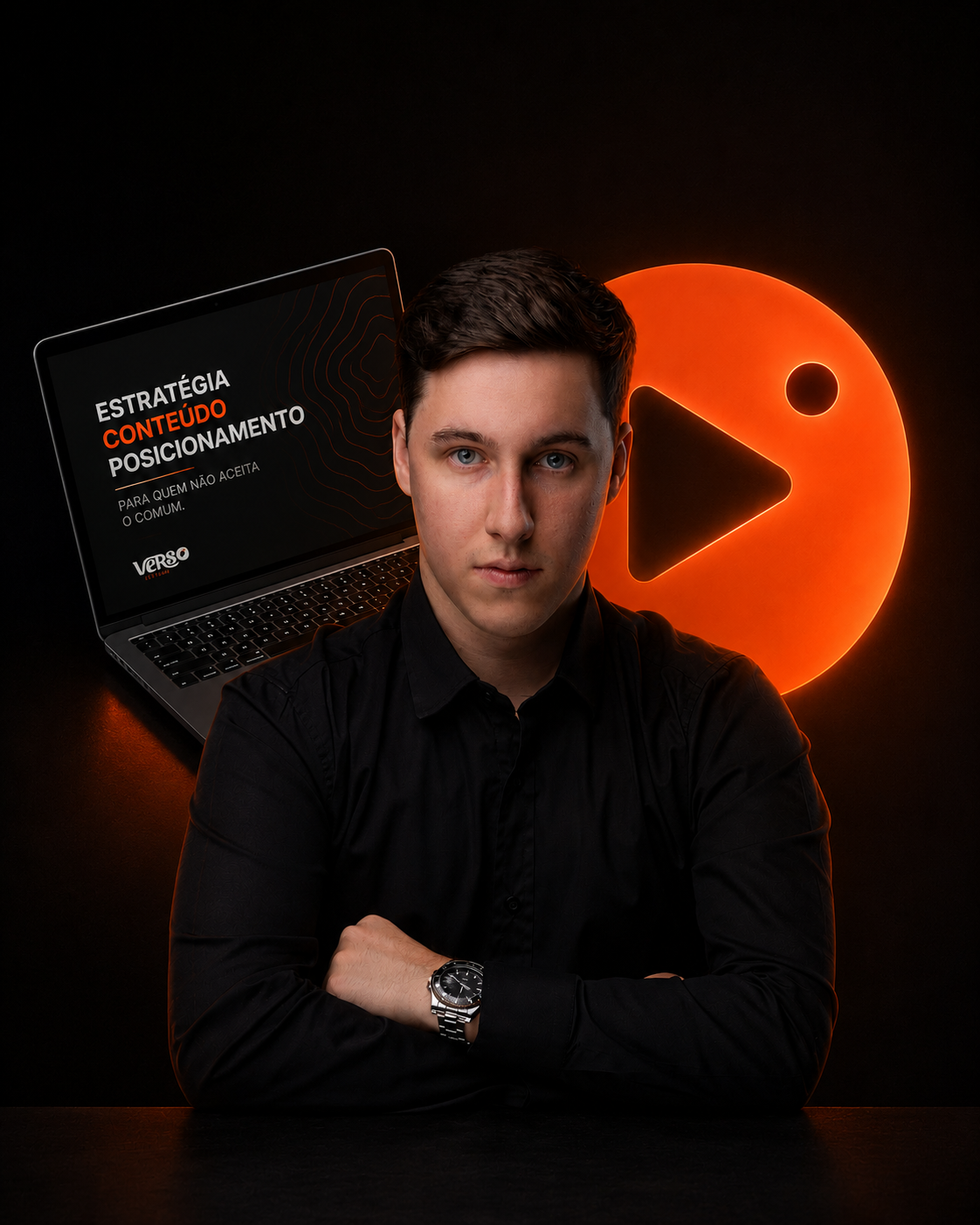 Samuel, fundador da Verso, com notebook exibindo estratégia de conteúdo e posicionamento